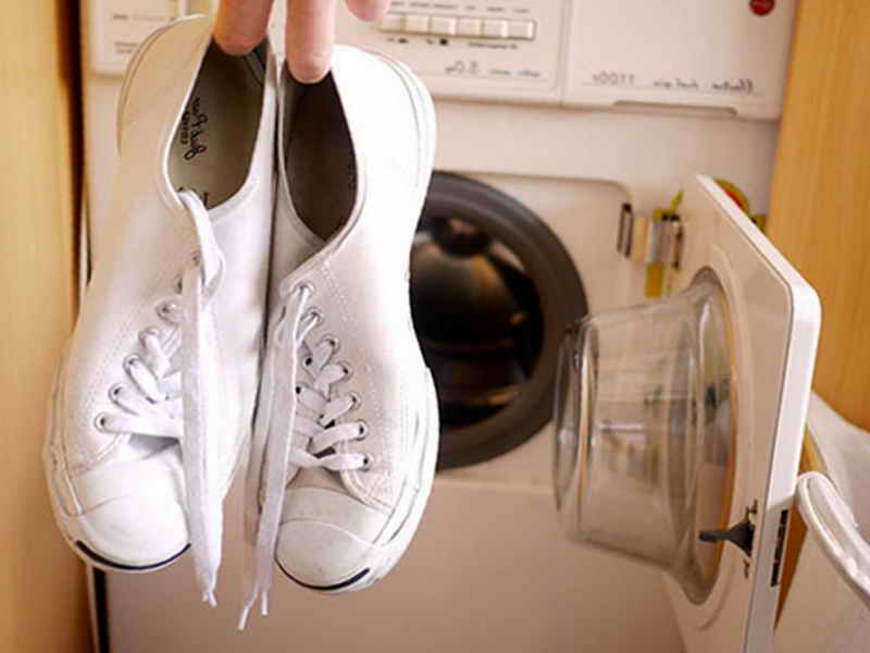 Как отстирать белые кеды в стиральной машине, чтобы они не пожелтели