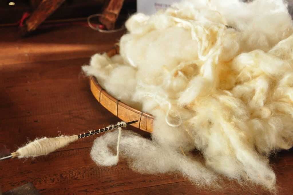 Мытье шерсти. Обработка шерсти. Шерсть волокно. Расчесывание шерсти овец. Прядение шерсти.