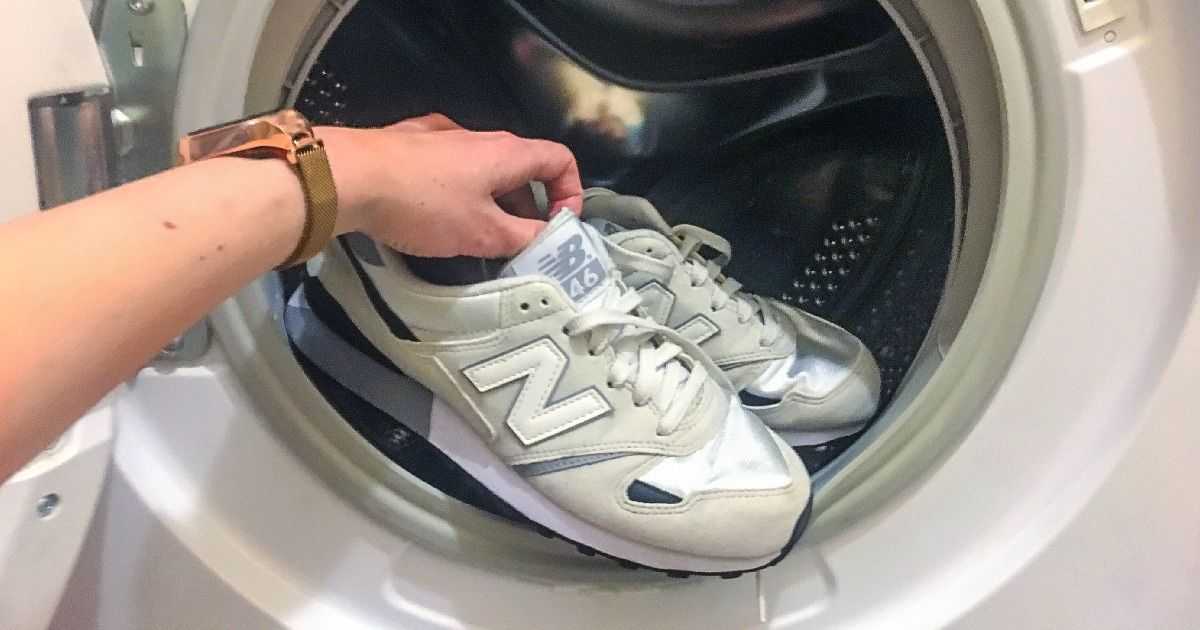 Как стирать кроссовки вручную, чтобы они не теряли форму