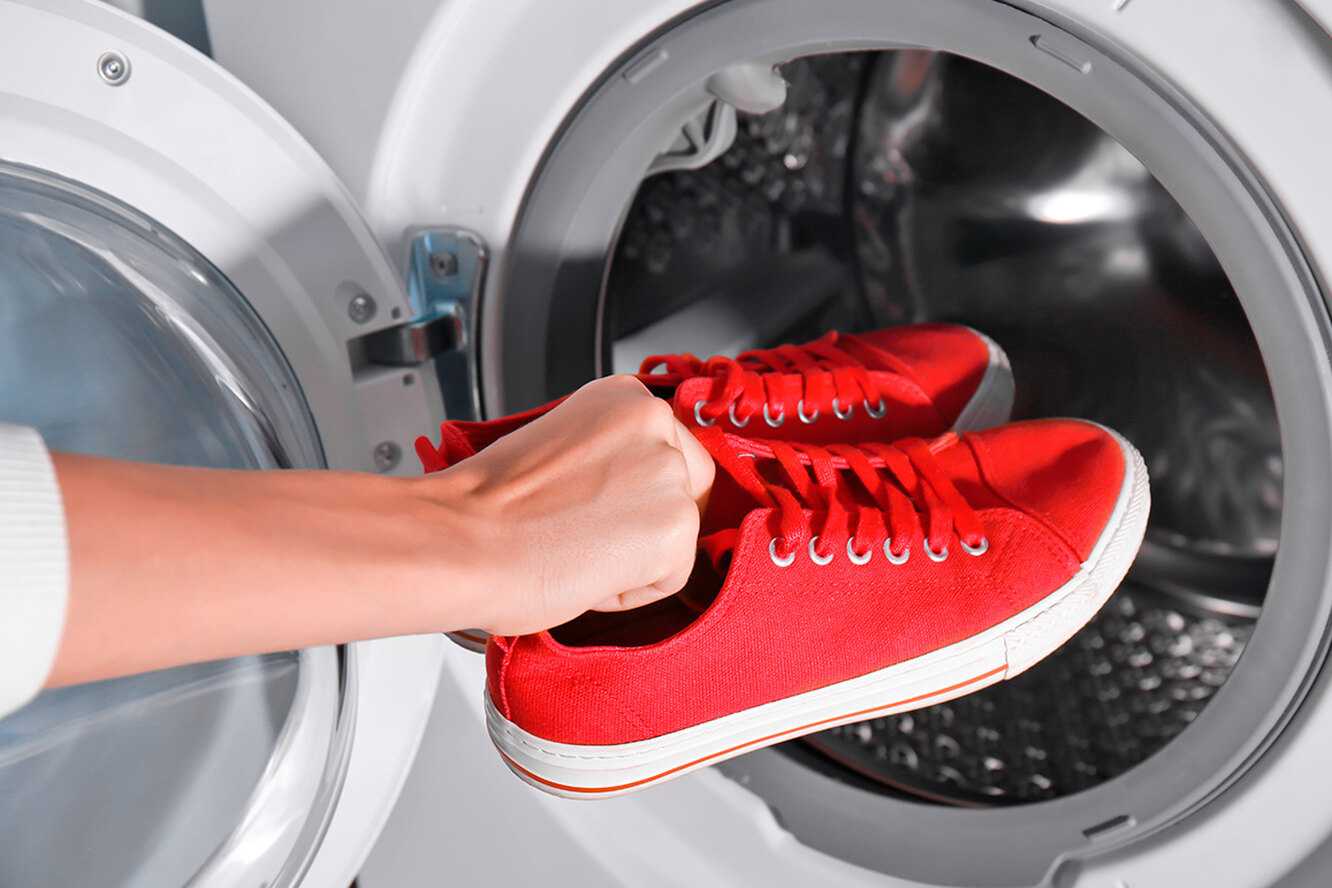 Кроссовки nike имеются у многих, а вот как правильно их стирать знают не все Очистить обувь спортивного типа можно разными способами, главное знать правила проведения процедуры