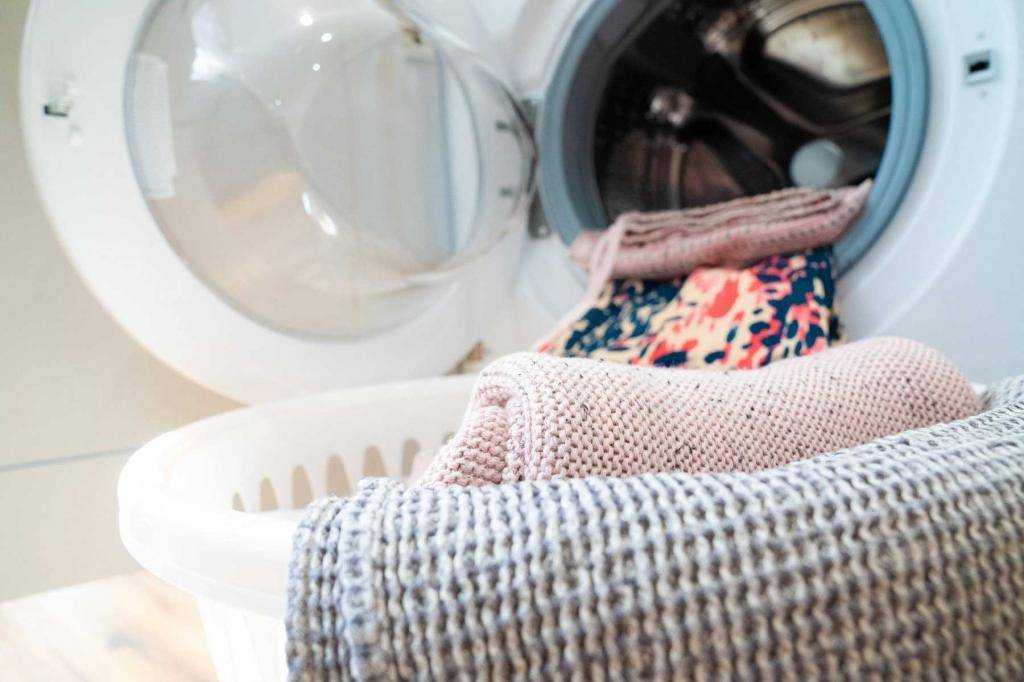 Как стирать шерстяные вещи, в том числе свитер, платок, одеяло из верблюжьей шерсти, овечьей и иной, можно ли в стиральной машинке дома, при какой температуре?