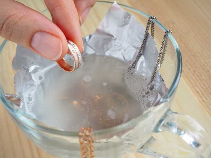 Чистка серебра нашатырным спиртом (аммиаком) в домашних условиях: можно ли, как правильно, рецепты для украшений с камнями | мк-союз.рф