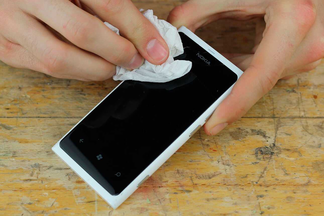 Эффективные способы убрать царапины с экрана телефона в домашних условиях Применение подручных средств и химических составов для полировки защитного стекла Механическое воздействие для удаления потертостей на смартфоне