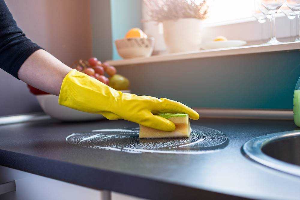 Чем мыть пластиковый потолок на кухне? чем помыть быстро пластиковые потолки, без разводов