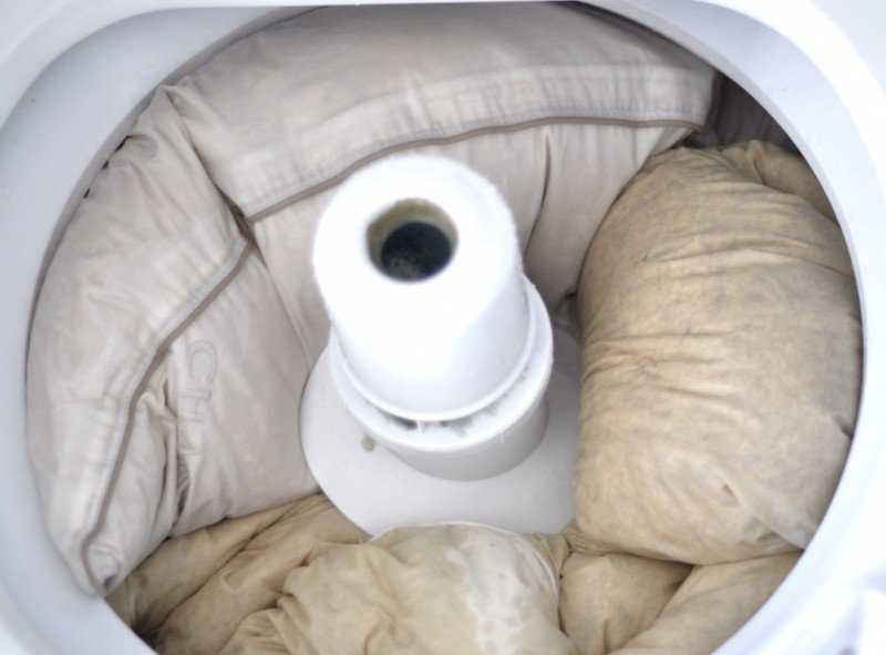 Как стирать подушки в стиральной машине и вручную?