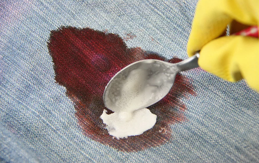 Как отстирать кровь с джинсов в домашних условиях, если она уже высохла