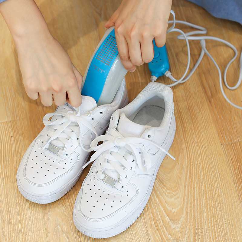 Как быстро высушить кроссовки после стирки: как сделать это за одну ночь, как правильно убрать влагу в домашних условиях, если они из кожи, ткани или замши?