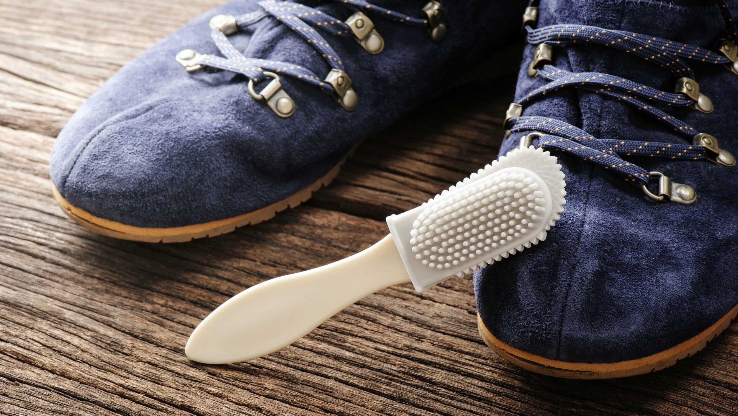 Как почистить замшевые сапоги в домашних условиях