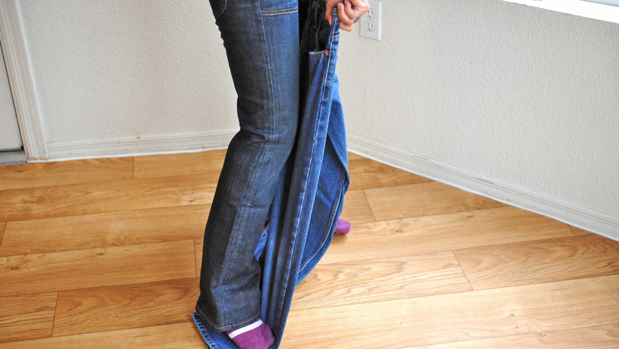 Как растянуть стрейчевые джинсы. как можно растянуть джинсы по ширине в домашних условиях? | здоровье человека