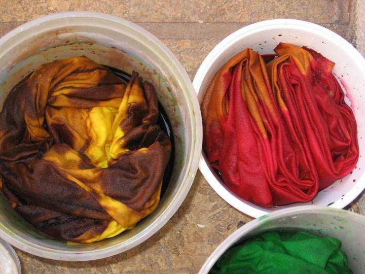 Как восстановить цвет одежды ?: каким образом можно вернуть черные, синие, красные и другие оттенки выгоревшей на солнце или после стирки ткани в домашних условиях