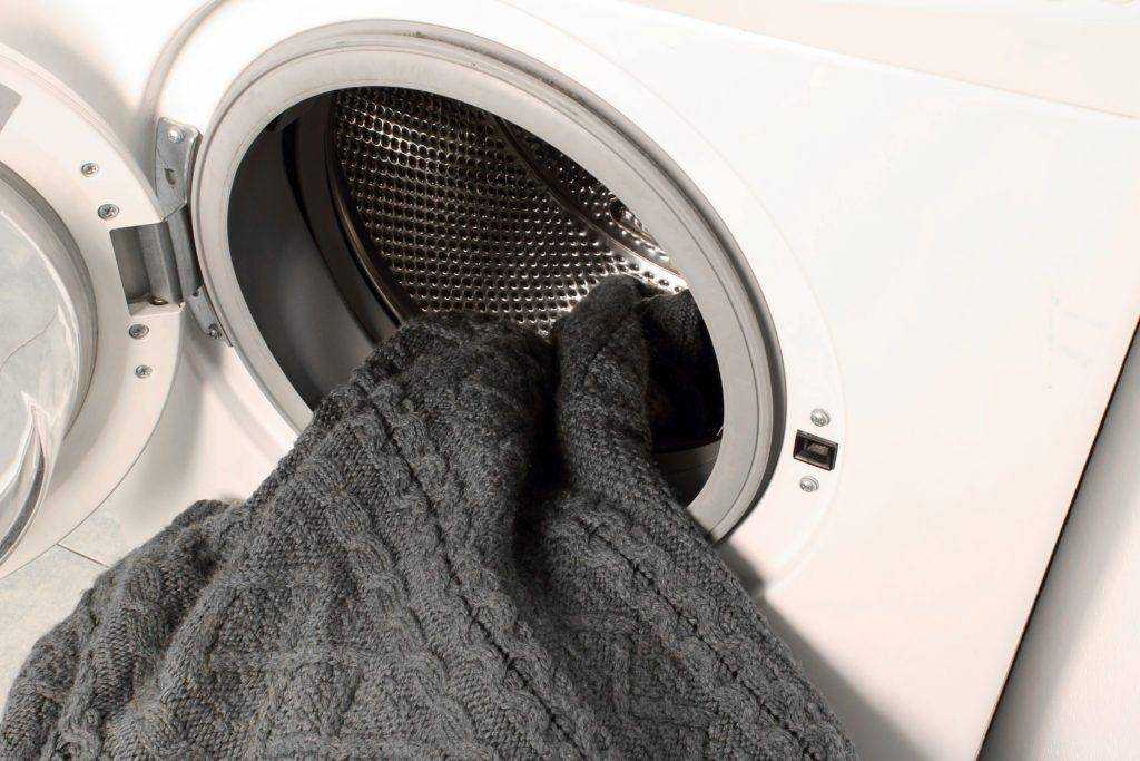 Как стирать шерстяной свитер в стиральной машинке и руками, как правильно сушить изделия из шерсти, можно ли гладить?