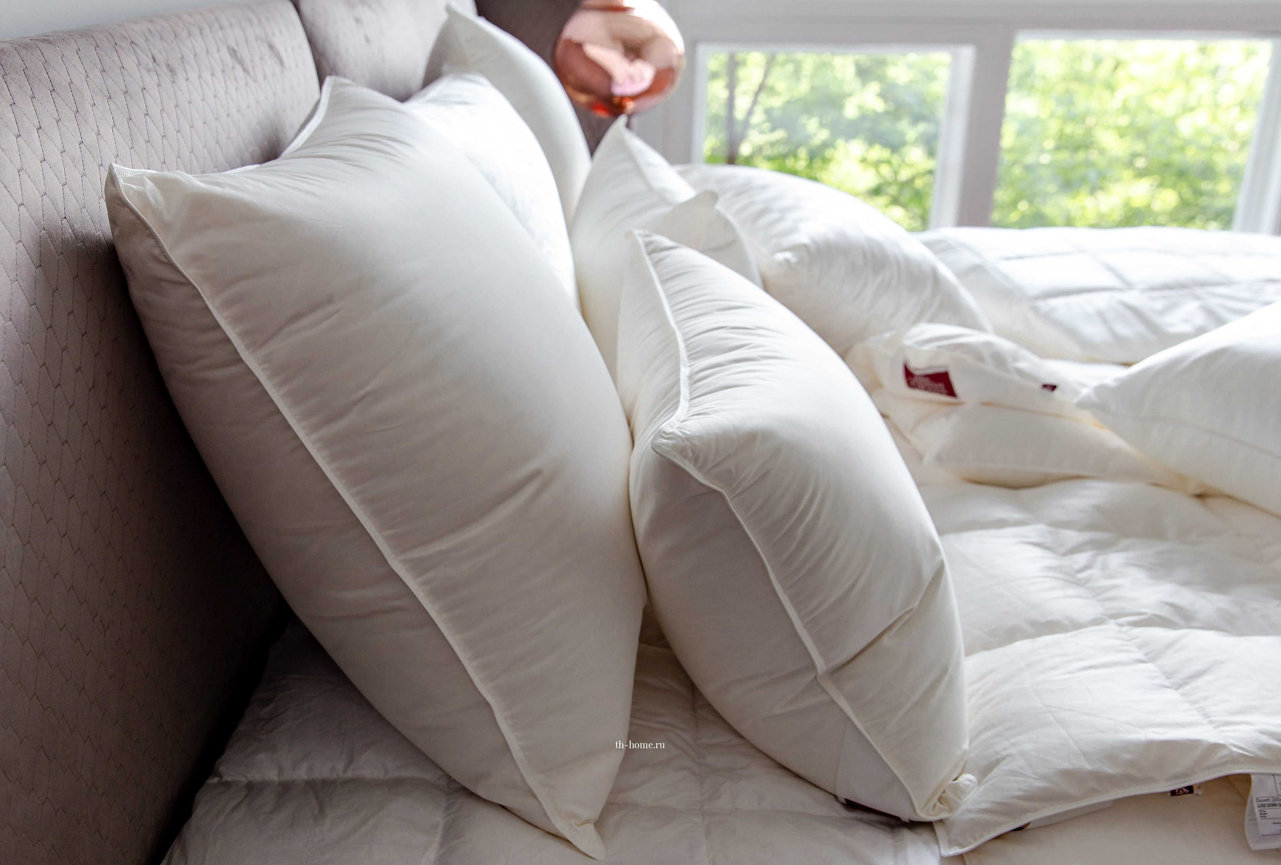 Как правильно постирать подушку из синтепона в машинке и вручную?