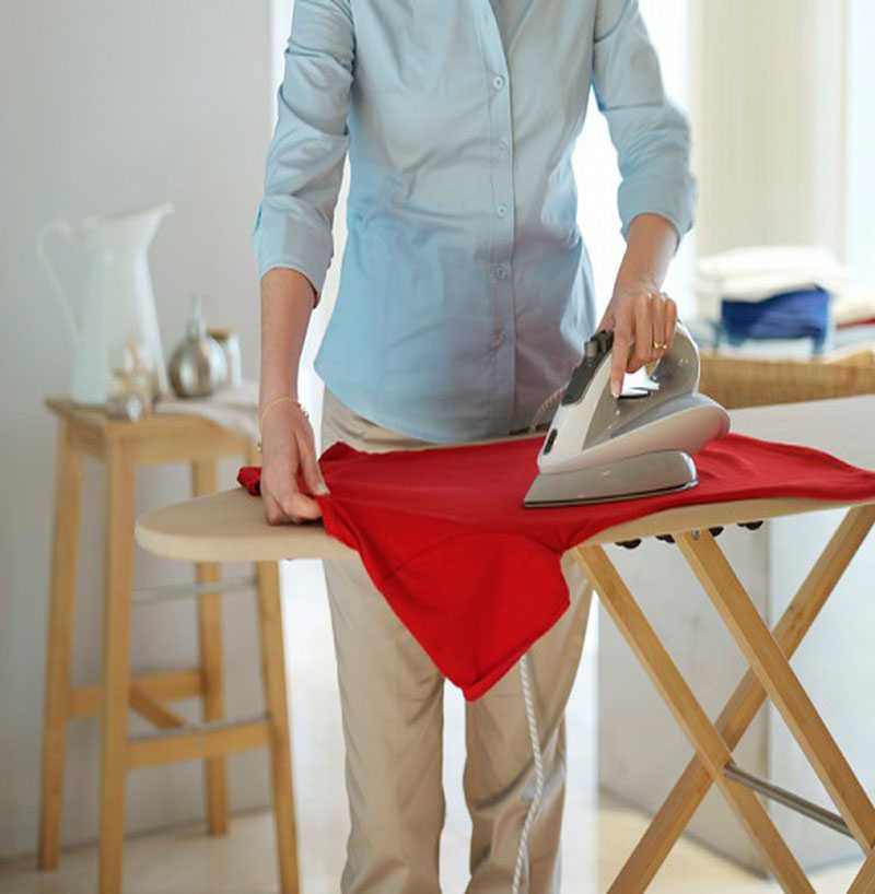 Как погладить без утюга: футболку или рубашку, быстро и качественно