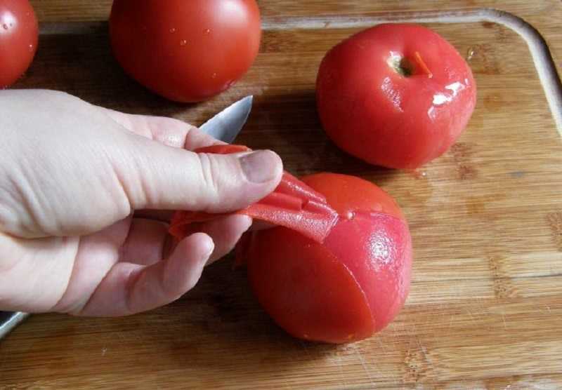 Надо ли очищать помидоры от кожицы. различные способы, как снять кожуру с помидора – быстрая бланшировка. очистка помидоров ножом без термообработки
