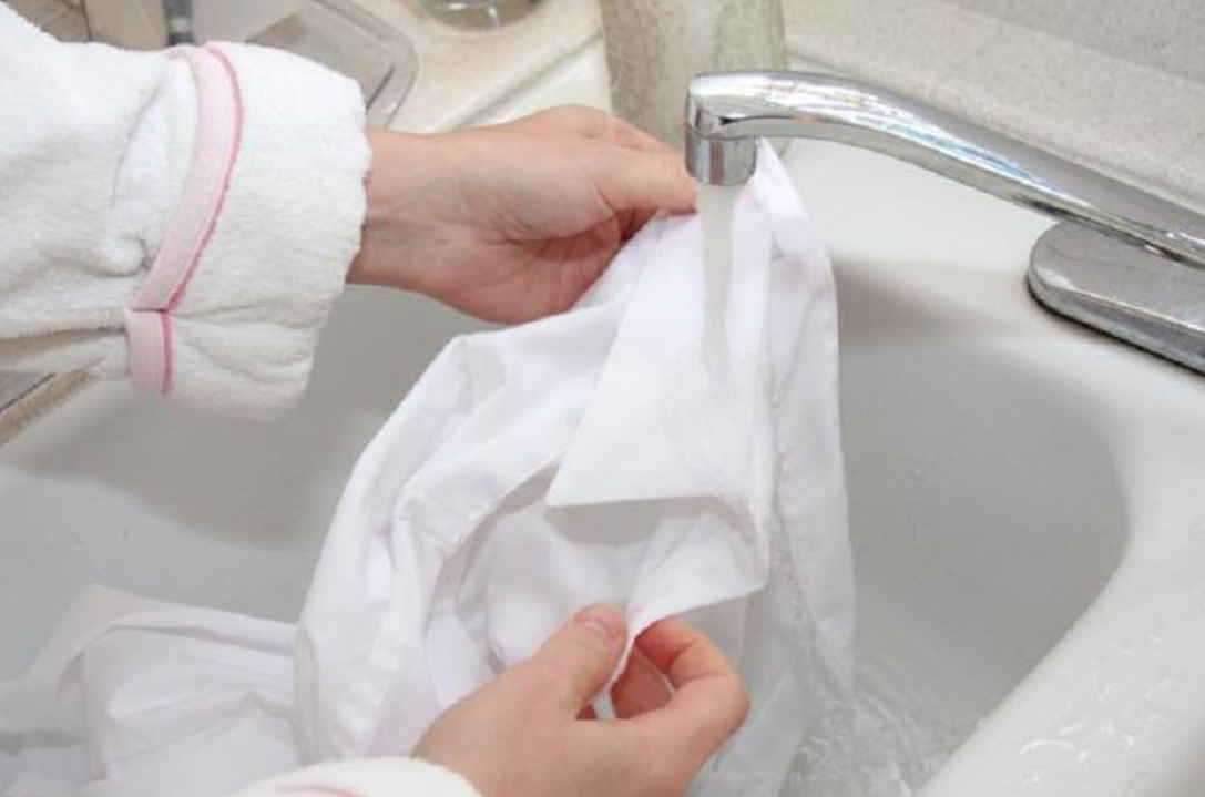 Как стирать рубашки в стиральной машине и вручную