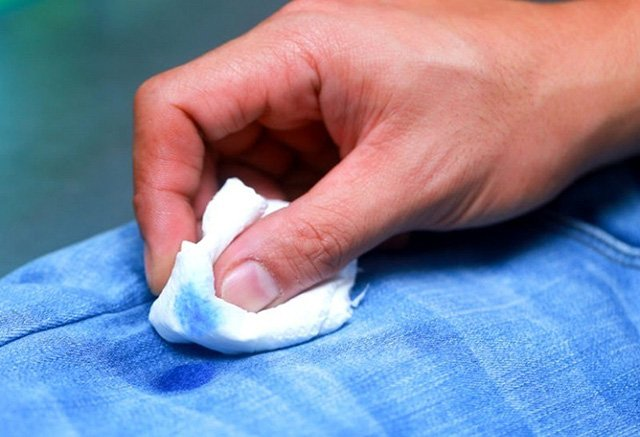 Как убрать воск с одежды: средства и способы очистки различных тканей от восковых пятен