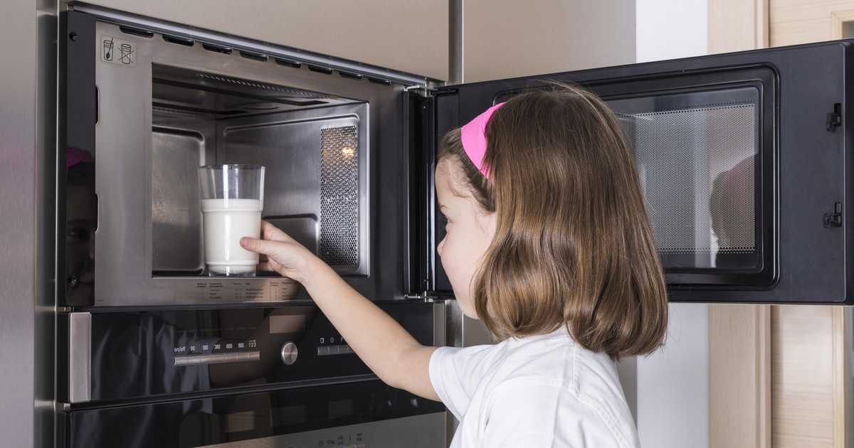 Сколько хранится кипяченое молоко в холодильнике, морозилке, при комнатной температуре, можно ли увеличить срок хранения продукта?