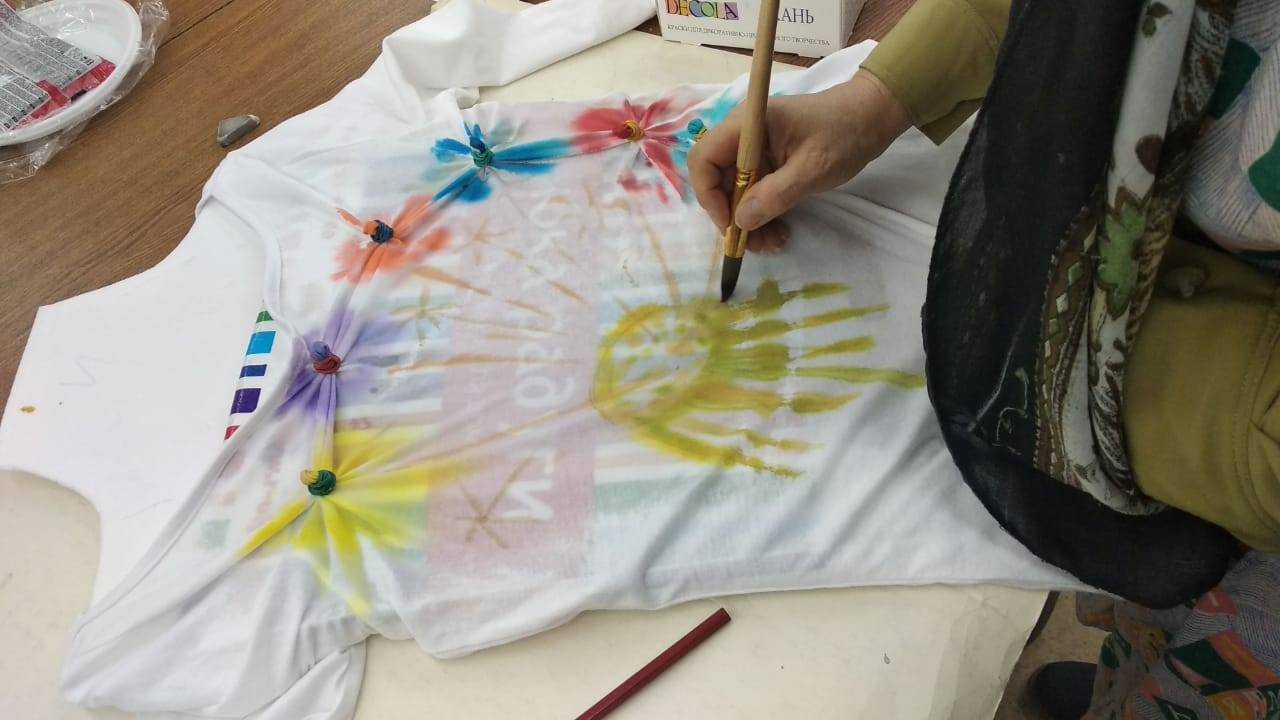 Как выполнить роспись футболки акриловыми красками? | в мире краски