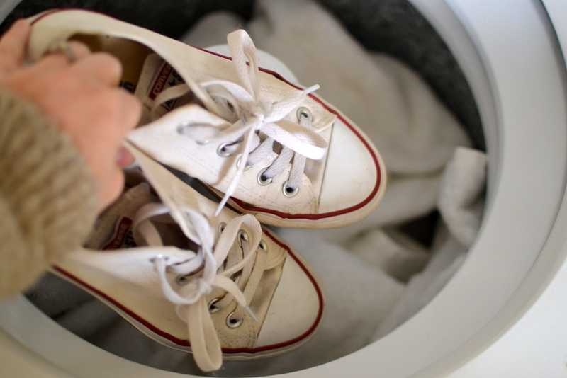 Можно ли стирать сапоги в стиральной машине, как лучше постирать замшевую или кожаную обувь в домашних условиях