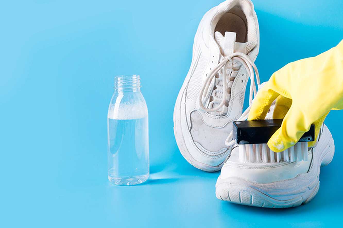 Чем и как отбелить белые кроссовки в домашних условиях быстро из ткани и в сетку: лучшие способы