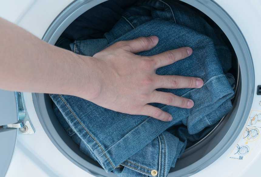 Как правильно стирать джинсы в стиральной машине, при какой температуре?