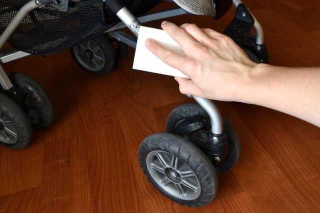 Как правильно стирать детскую коляску в домашних условиях
