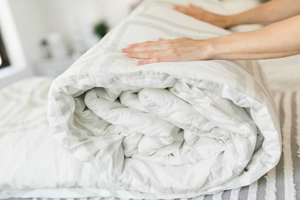 Как стирать одеяло — из овечьей шерсти, ватное, пуховое