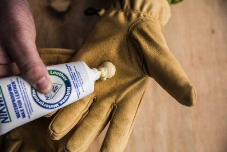 Снаружи и изнутри: как почистить кожаные перчатки