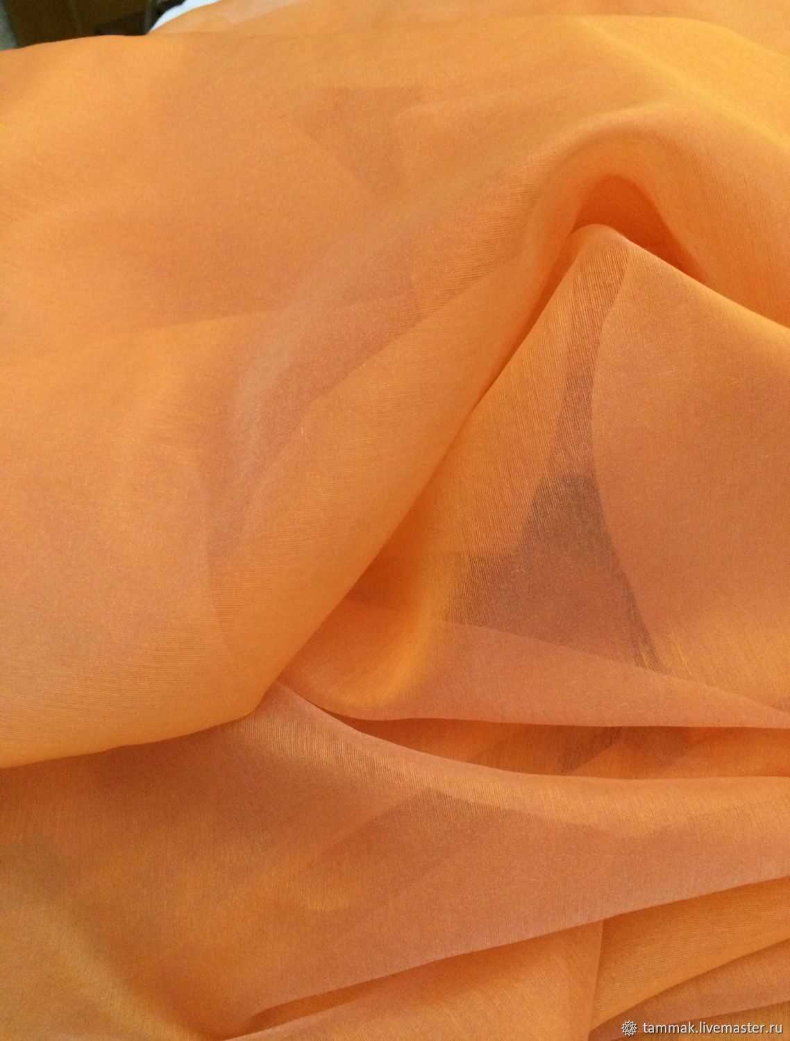 Платье из органди выглядит довольно интересно: при всей своей воздушности материал держит форму и образовывает объемные складки Такой эффект достигается за счет жесткой структуры