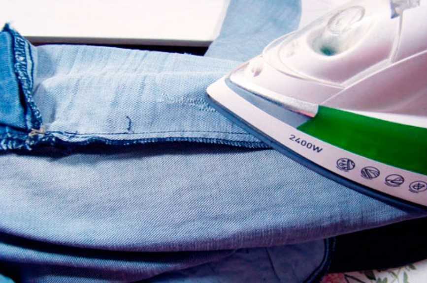 Как гладить джинсы: утюгом и без него, после стирки, с какой стороны, при какой температуре