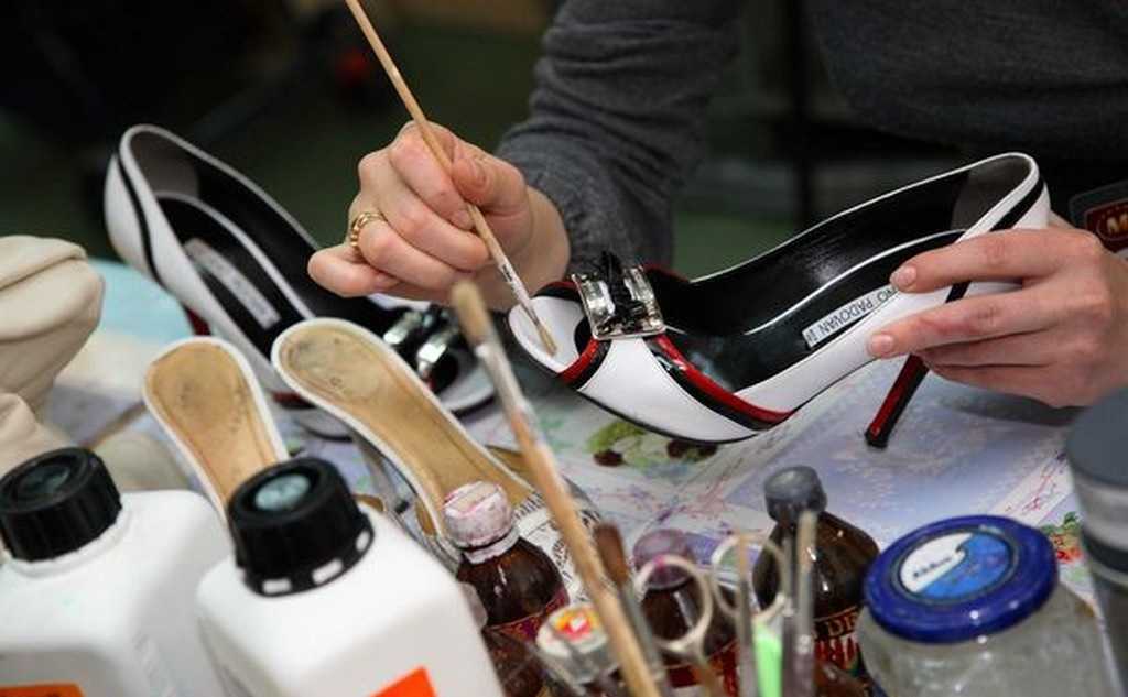 Покраска кожаной обуви иногда бывает необходима для обновления любимой пары туфель или сапог Виды краски для кожаной обуви, чем покрасить замшу и нубук Техника нанесения средств для покраски в домашних условиях