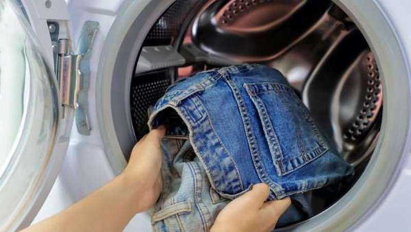Джинсы - любимая одежда у многих, поэтому важно знать, как правильно их стирать Особенности ручной и автоматической стирки джинсов, способы выведения сложных пятен Правила ухода за изделием, рекомендации по частоте стирки