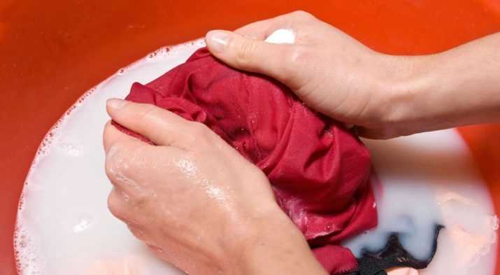 Чем и как отстирать лак для ногтей с одежды в домашних условиях?
