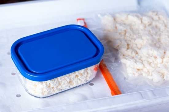Сроки и условия хранения творога в холодильнике и морозилке