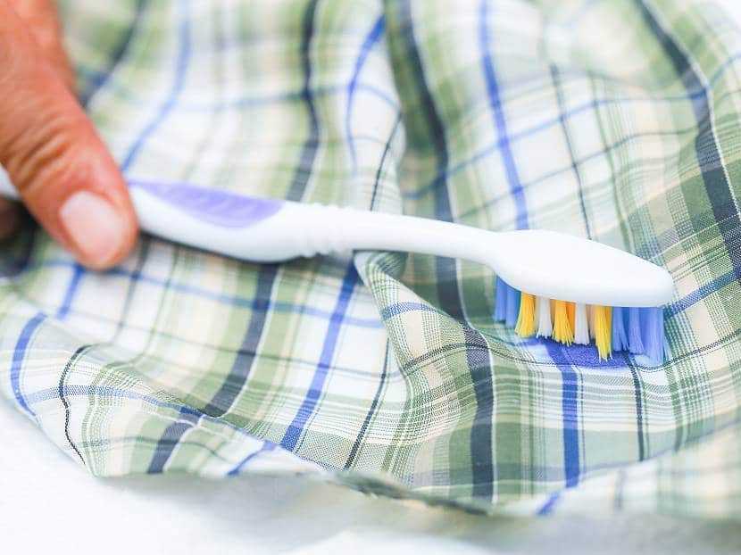 Как очистить одежду от пластилина самостоятельно