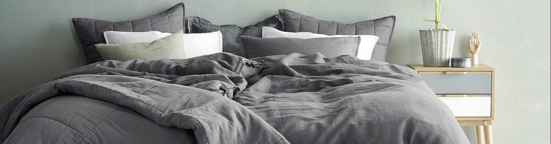 Как часто нужно менять постельное белье дома, от чего это зависит и в чем опасность несвоевременной замены