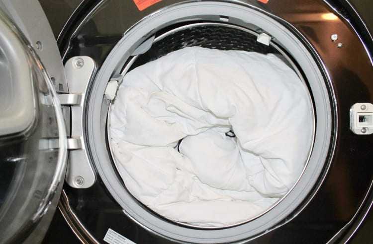 Как постирать ватное одеяло: вручную и в стиральной машинке, правила сушки