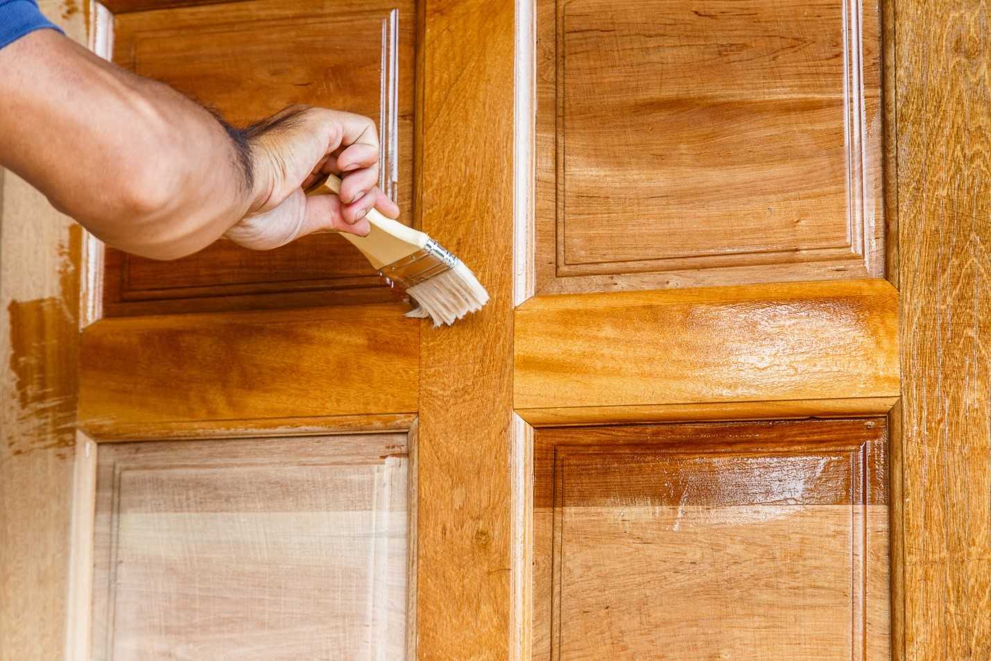 Как убрать жирные пятна с дверей разных типов: металлической, деревянной, пластиковой не окрашенной