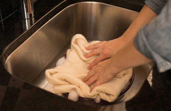 Как стирать шерстяной свитер вручную и в стиральной машине