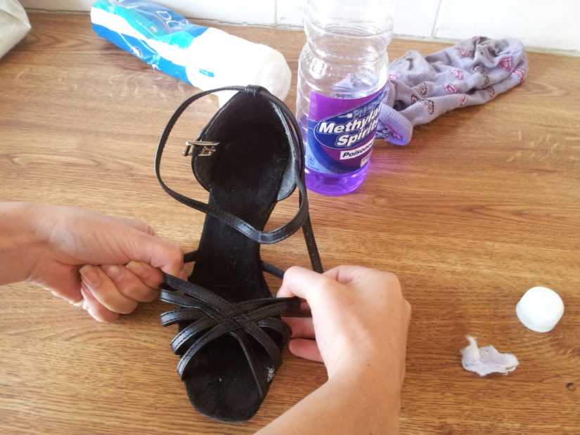 Как быстро разносить тесную обувь, которая жмет и натирает, в домашних условиях?
