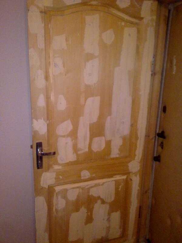 Как снять старую краску с деревянной и металлической двери