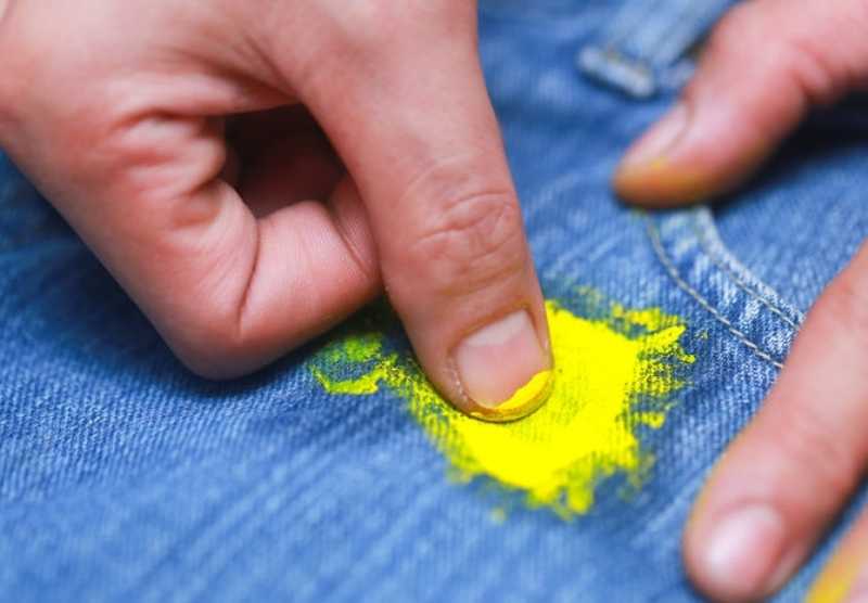 Как и чем удалить краску с джинсов?