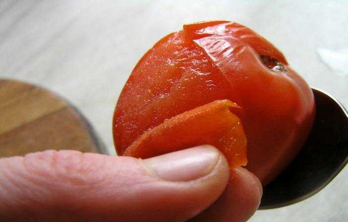 Как легко снять кожицу с помидоров. различные способы, как снять кожуру с помидора – быстрая бланшировка. нюансы приготовления томатов в собственном соку без кожицы