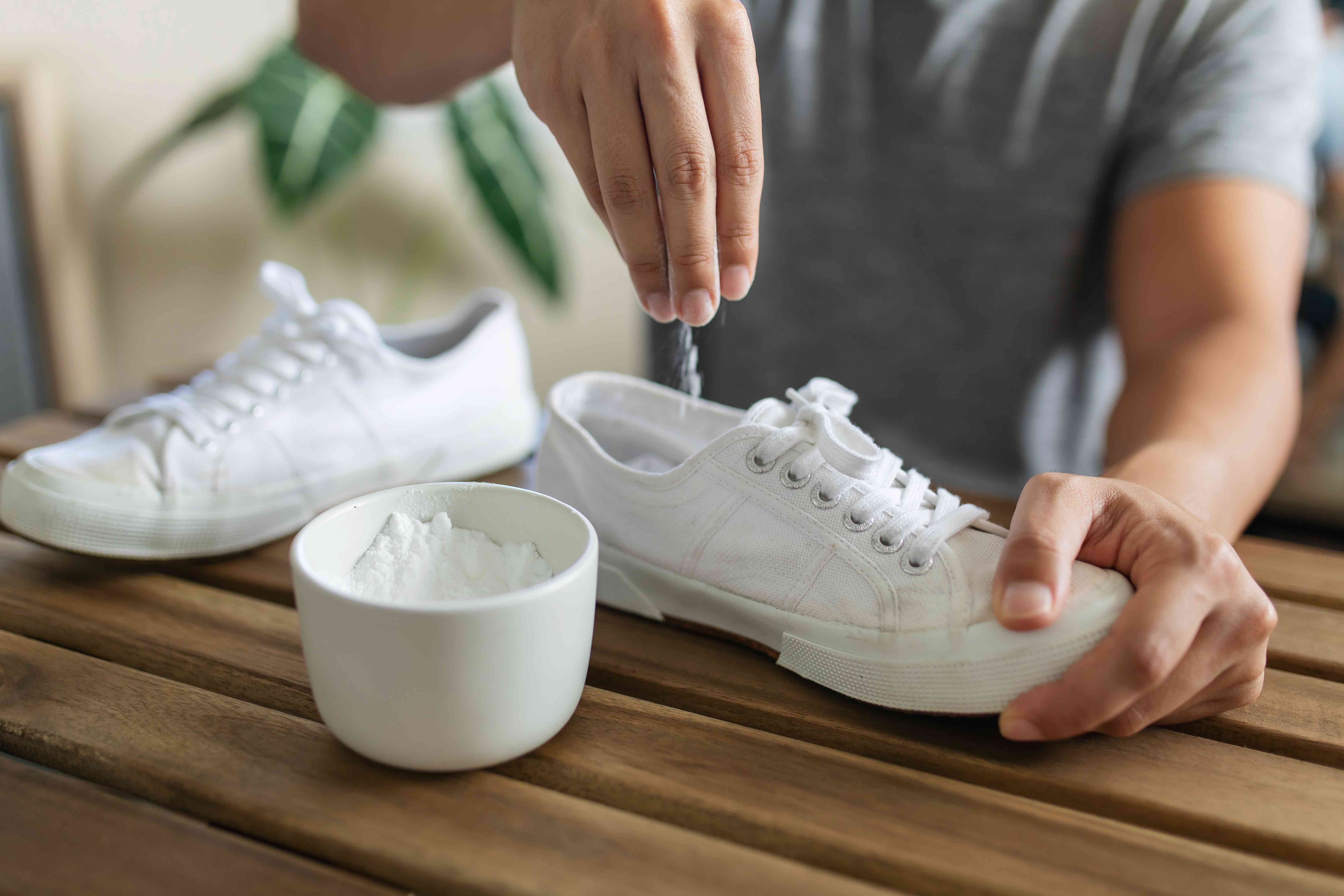 Как избавиться от запаха в кроссовках: народными и специализированными средствами