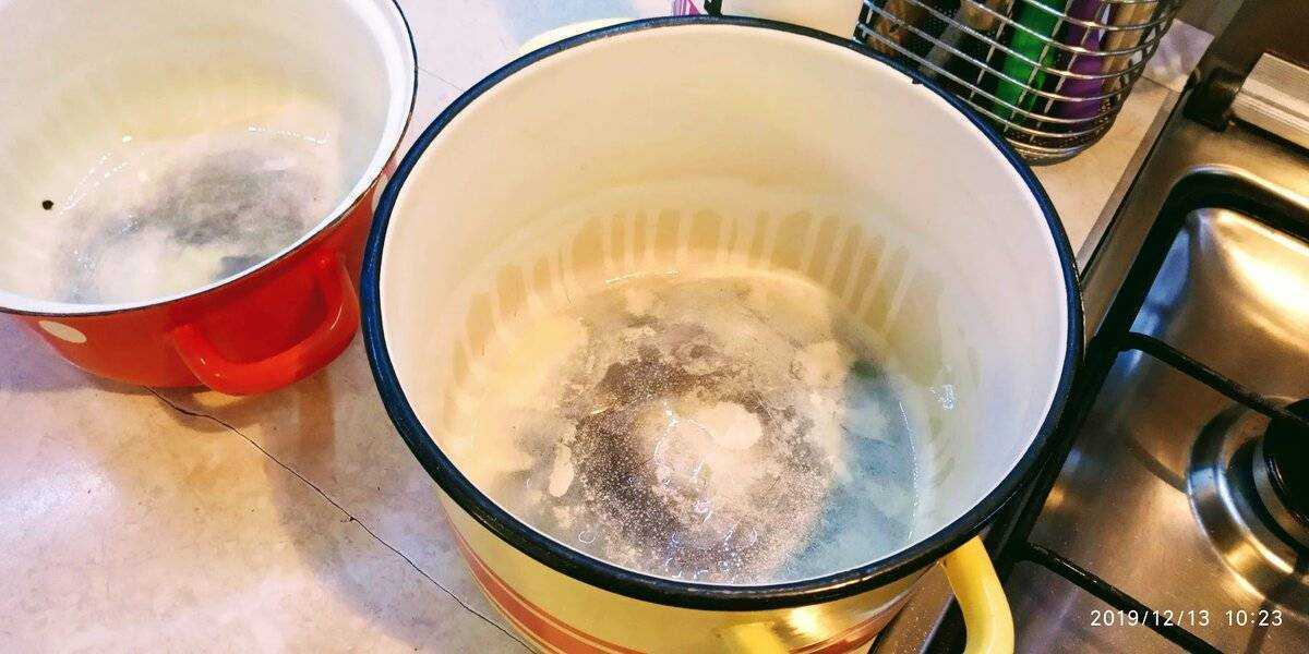 Как очистить пригоревшую эмалированную кастрюлю от нагара?