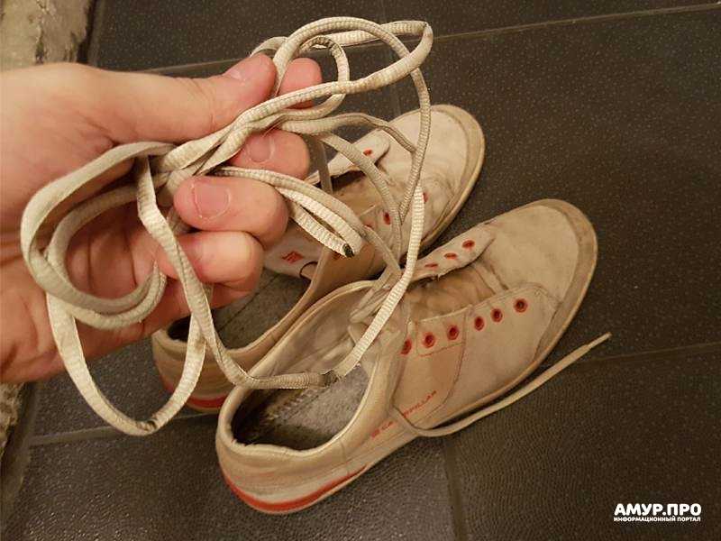 Можно ли постирать кроссовки в стиральной машине и без нее?