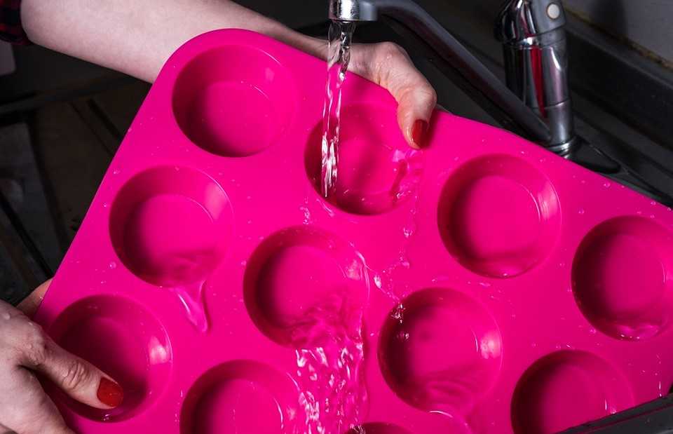 Хлзяйки должны знать, можно ли мыть в посудомоечной машине силиконовые формы для выпечки Удаление въевшихся пятен Эффективные средства