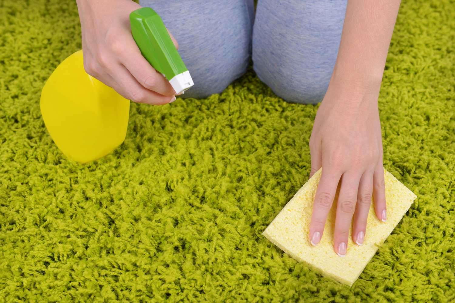 Почистить ковролин в домашних условиях можно с помощью сухой и влажной уборки, химии и народных средств Выбор способа чистки зависит от материала покрытия