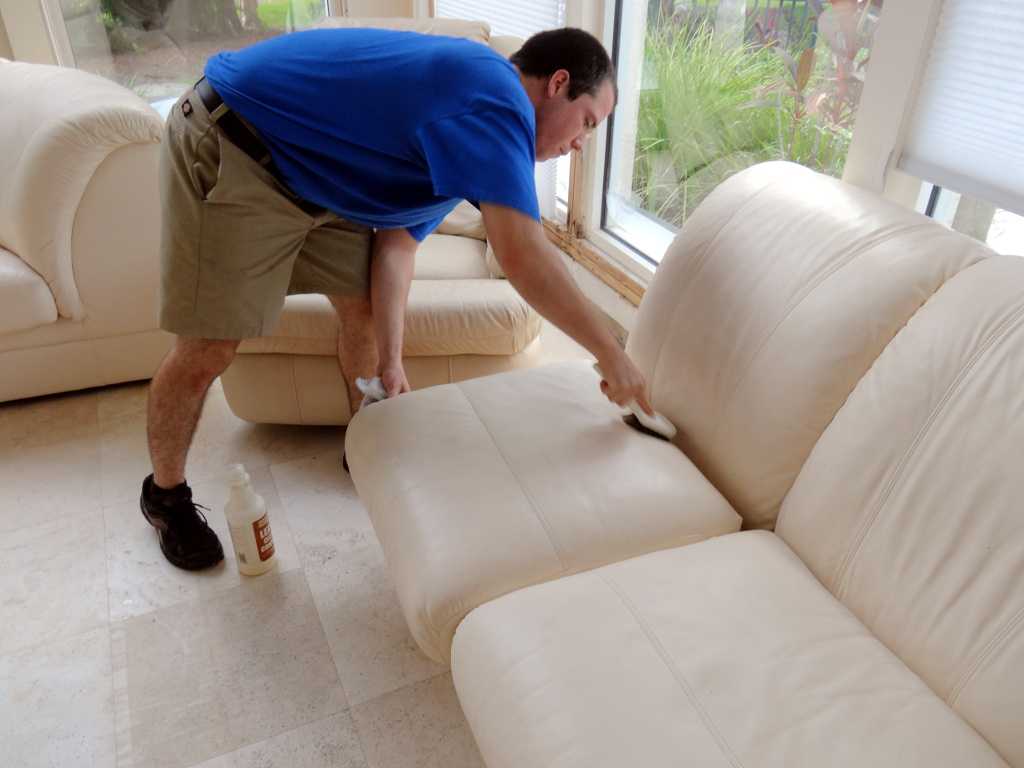 Чем и как отмыть кровь с дивана: как вывести пятно в домашних условиях, подходящие средства