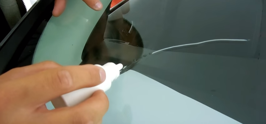 Как заделать трещину на стекле